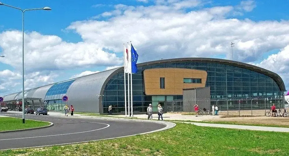 Jak dojechać z Warszawy na lotnisko Modlin - sprawdzone opcje transportu