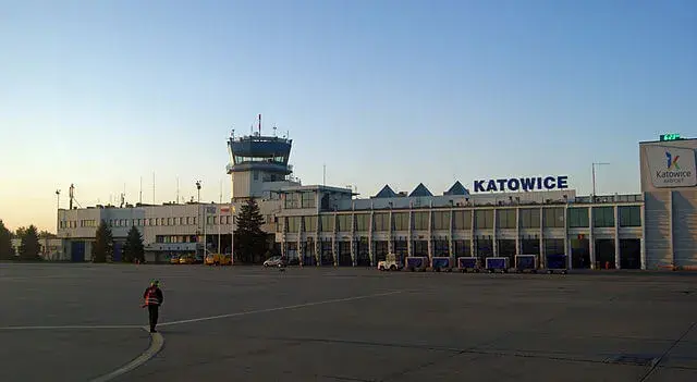 Na jakiej ulicy jest lotnisko w Katowicach? Oto ważne informacje