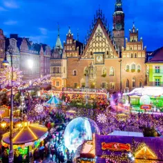 Tłoczny jarmark we Wrocławiu, rozświetlony tysiącami lampek, trwa do późnych godzin wieczornych.