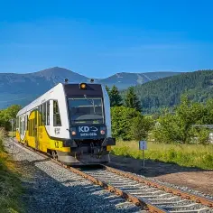 Jak dojechać do Karpacza pociągiem - aktualne opcje i transfery