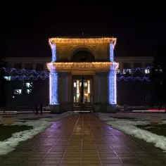 Łuk Triumfalny w Kiszyniowie, stolicy Mołdawii, ozdobiony świątecznymi światłami.
