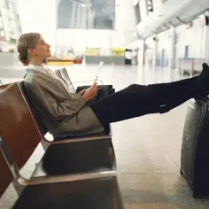 Ile wcześniej być na lotnisku z odprawą online, aby uniknąć problemów i spóźnienia?
