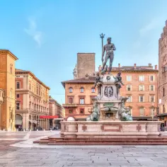 Fontanna Neptuna na Piazza Maggiore, serce Bolonii, gdzie leży to miasto.