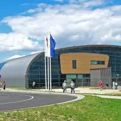 Jak dojechać z Warszawy na lotnisko Modlin - sprawdzone opcje transportu