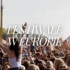 Tłum ludzi na jednym z największych festiwali muzycznych w Europie, z rękami w górze w rytm muzyki.