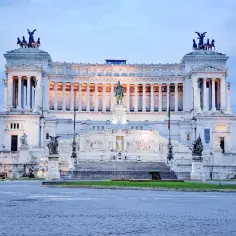 Monumentalny Ołtarz Ojczyzny w Rzymie, często pomijany w przewodnikach po rzymskie atrakcje nieoczywiste.