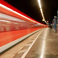 Jak się poruszać po lotnisku Monachium? Sprawdzone opcje transportu