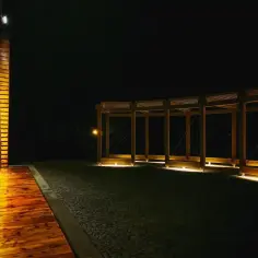 Wieczorem w Kudowie-Zdroju spacer po oświetlonych tężniach i drewnianej promenadzie.