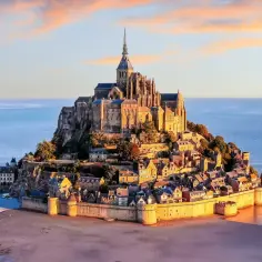 Mont Saint-Michel, jeden z najpiękniejszych miast w Francji, majestatycznie wznosi się z morza.