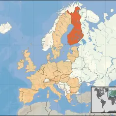 Mapa Europy z zaznaczoną Finlandią na czerwono. Gdzie jest Finlandia? W północnej Europie, między Szwecją a Rosją.