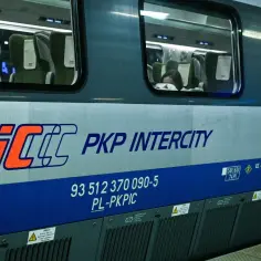 Jak dojechać do Dąbek pociągiem? Brak bezpośrednich połączeń!