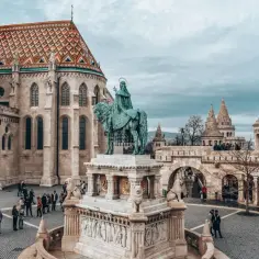 Rycerz na koniu przed kościołem z kolorowym dachem. To właśnie tutaj jest Budapeszt, w sercu Wzgórza Zamkowego.