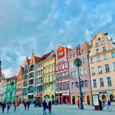 Kolorowe kamienice na Rynku we Wrocławiu, jednym z najpiękniejszych miast w Polsce, przyciągają wzrok.