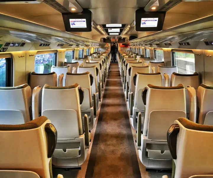 Jak wygląda pociąg intercity w środku? Zobacz, co cię czeka!