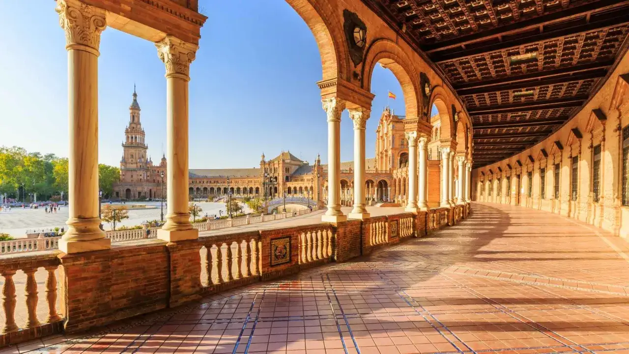 Hiszpańska Plaza de España w Sewilli, pełna ciekawostek o Hiszpanii, z łukami i kolumnami.