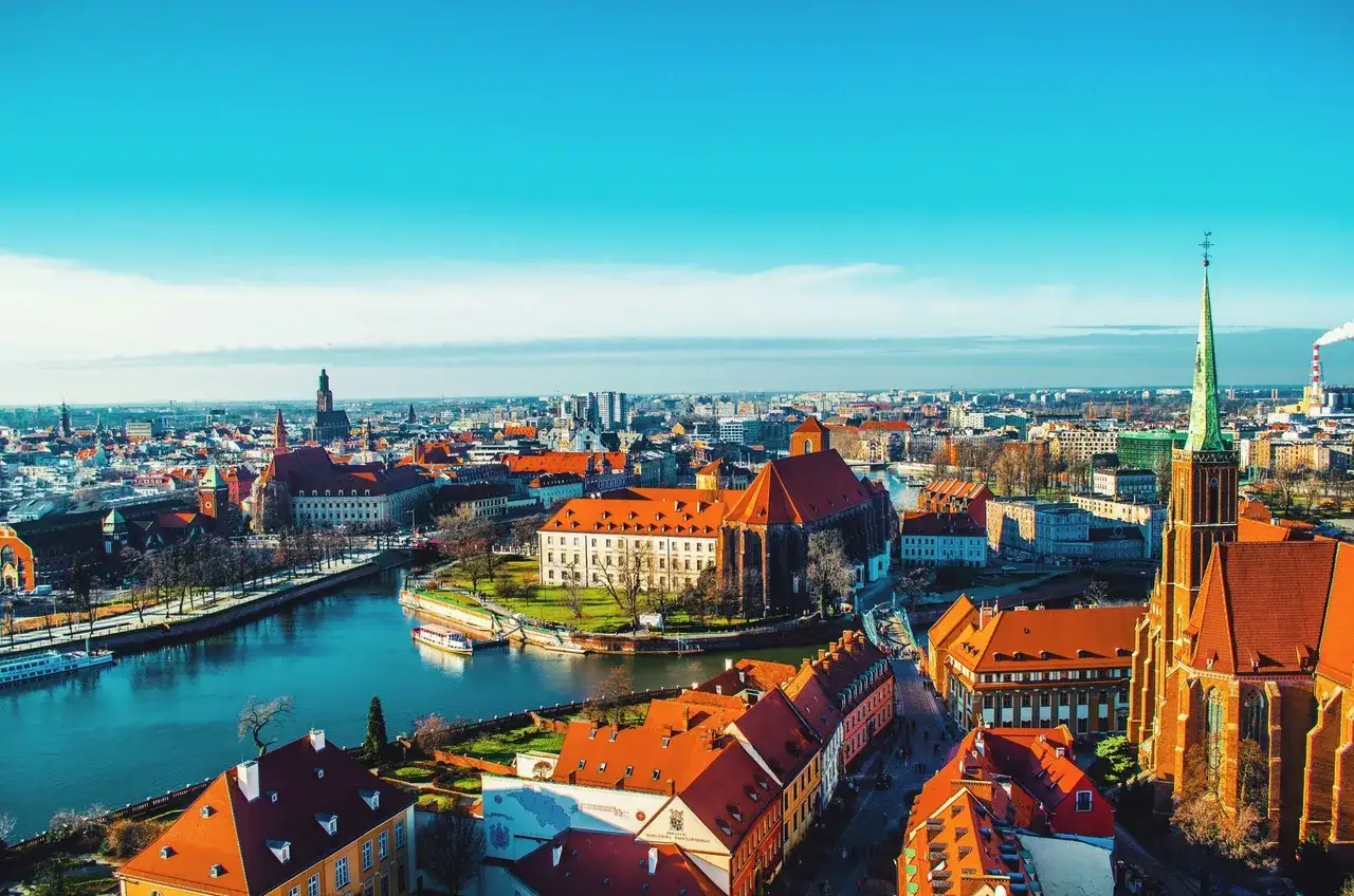 Widok na Ostrów Tumski we Wrocławiu, jednym z najpiękniejszych miast w Polsce. Rzeka Odra, zabytkowe kościoły i kamienice tworzą malowniczy krajobraz.