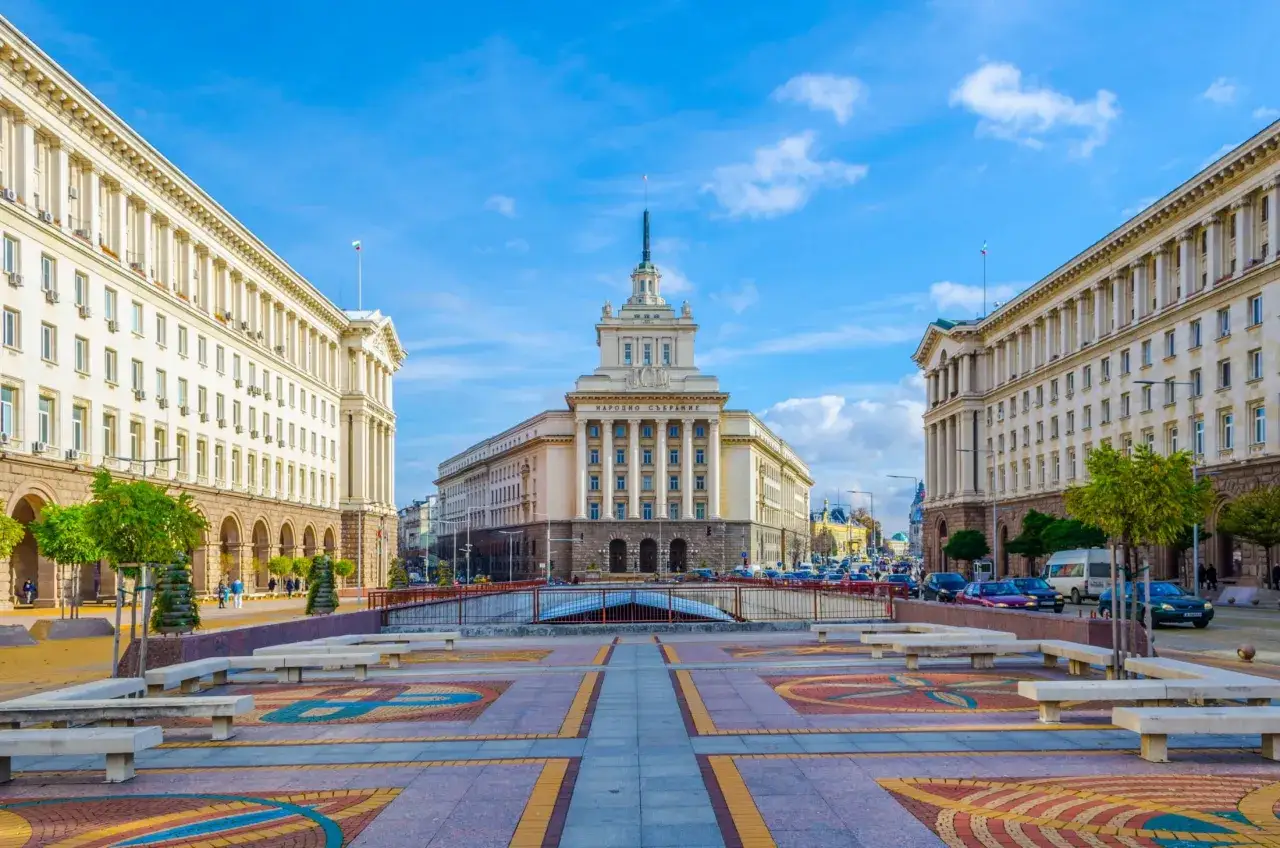 Plac przed budynkiem Narodowego Zgromadzenia w Sofii. Gdzie jest Sofia? Właśnie tutaj, w sercu stolicy Bułgarii.