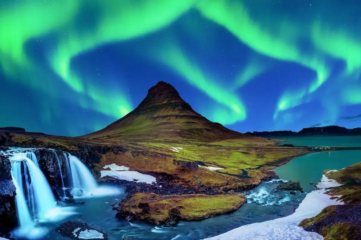 Spektakularna zorza polarna nad górą Kirkjufell, 