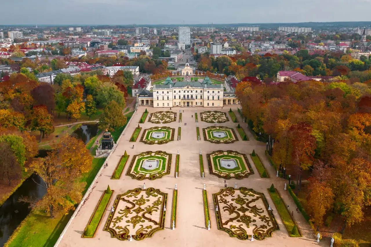 Pałac Branickich w Białymstoku, jeden z najpiękniejszych polskich miast, otoczony jesiennym parkiem.