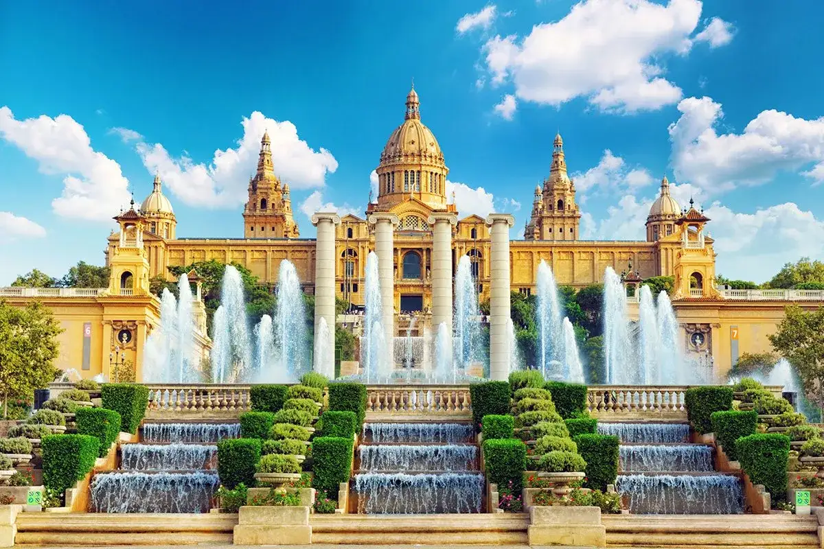 Majestatyczny Pałac Narodowy w Barcelonie, otoczony kaskadami fontann i zieleni, to jeden z głównych punktów kulturalnych, obok licznych barcelona muzea.