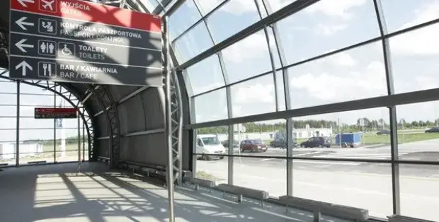 Zdjęcie Jak wygląda odprawa na lotnisku Modlin? Czas i ważne wskazówki