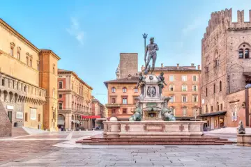 Fontanna Neptuna na Piazza Maggiore, serce Bolonii, gdzie leży to miasto.