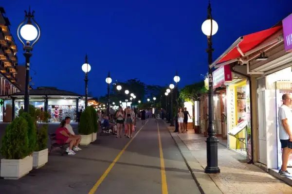 Promenada w Złotych Piaskach - kiedy iść, co zobaczyć, gdzie zjeść